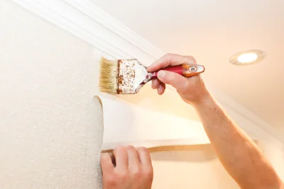 Pose de papier peint à Osani — revêtements muraux et toiles de verre